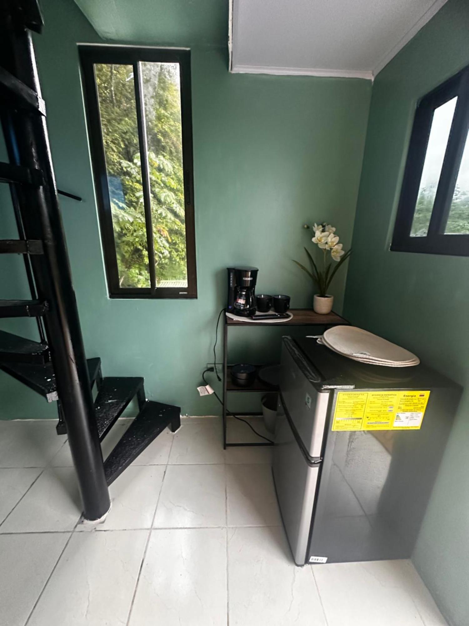 The Jungle Container Bed & Breakfast Quepos Eksteriør bilde