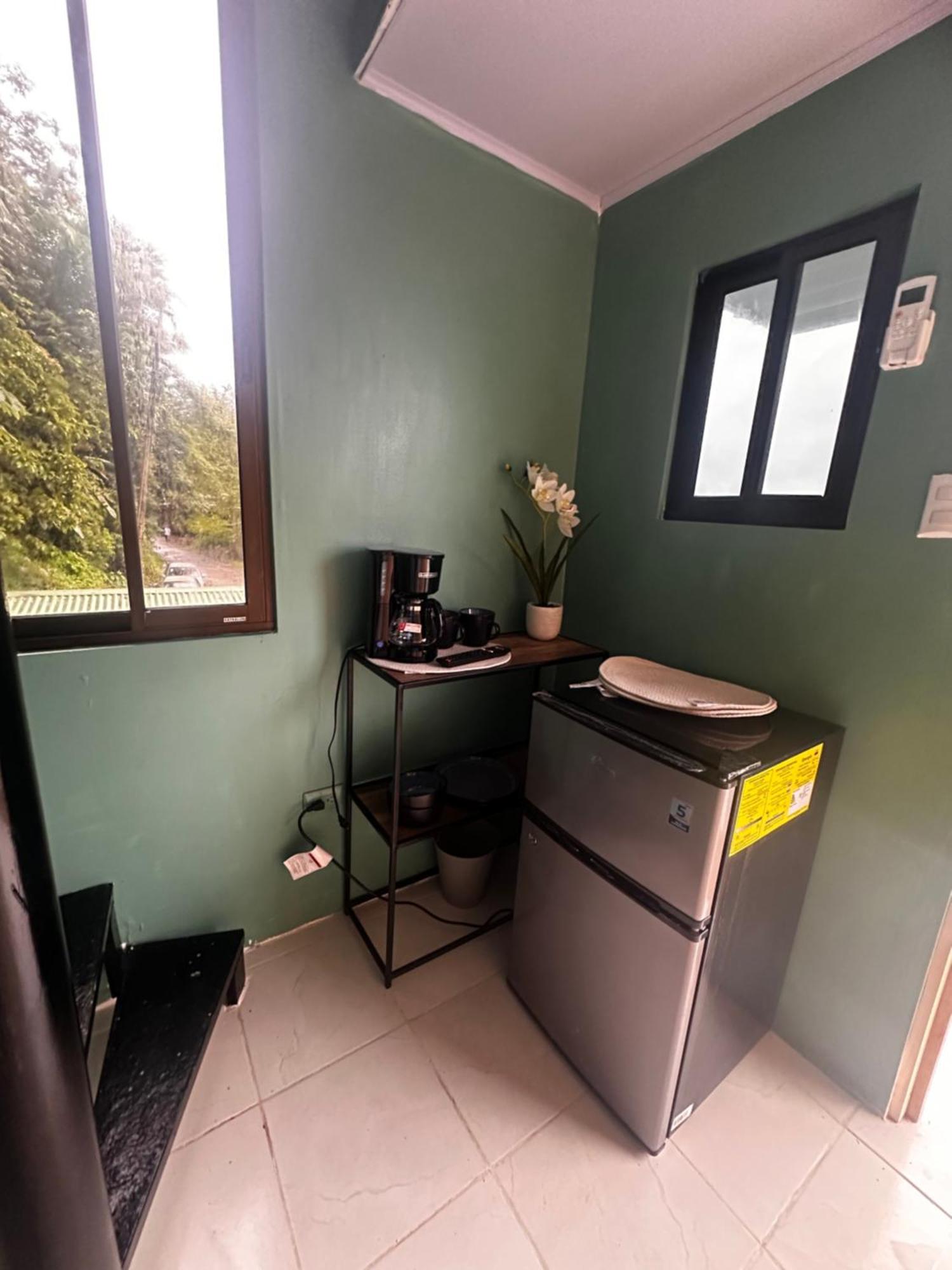 The Jungle Container Bed & Breakfast Quepos Eksteriør bilde